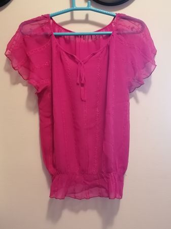Women's pink short-sleeved blouse with embroidery, good cond