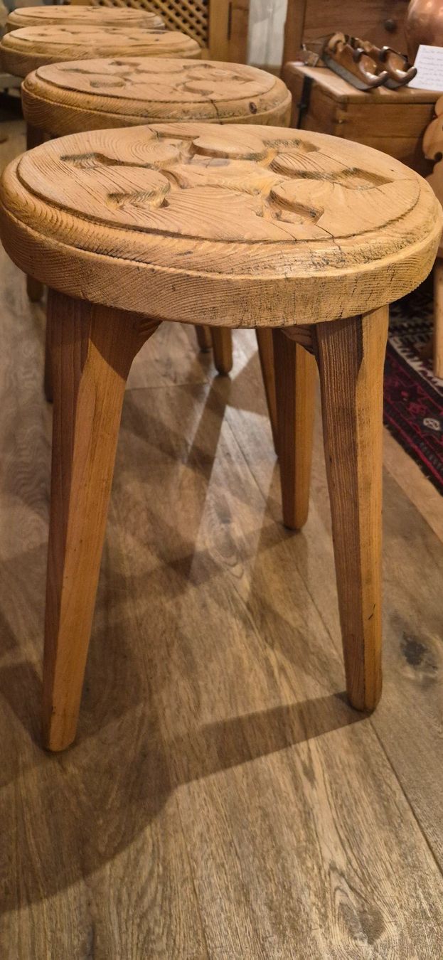 Tabourets: 4 beau tabourets anciens – D'occasion à Chateau-d'Oex par Jump65 1