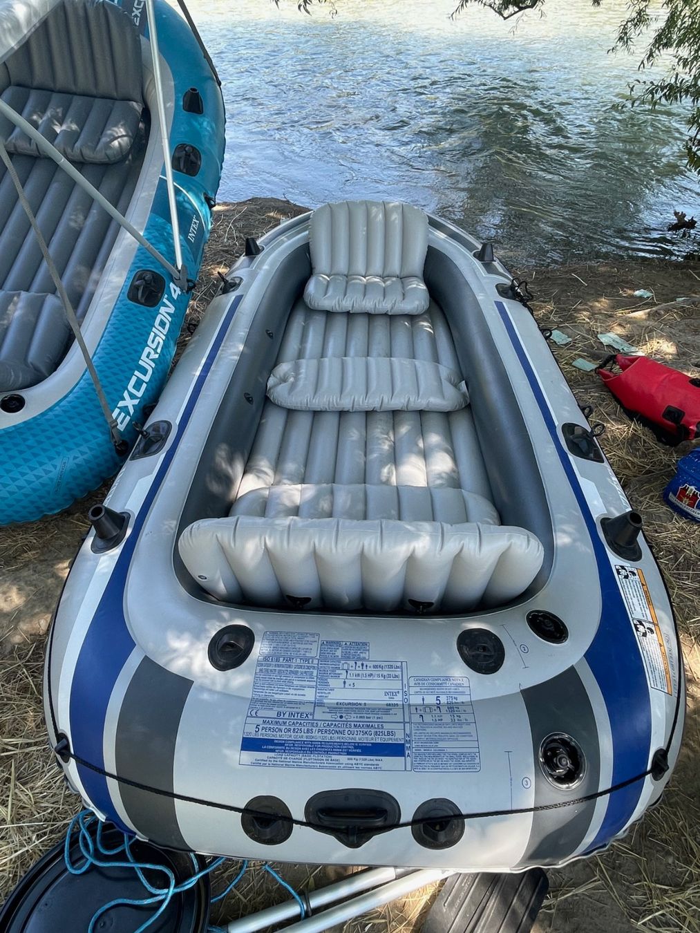 Boote: Intex Excursion 5 Schlauchboot mit praktischem Transportfass – Gebraucht aus Rüschlikon von MinTruc 1