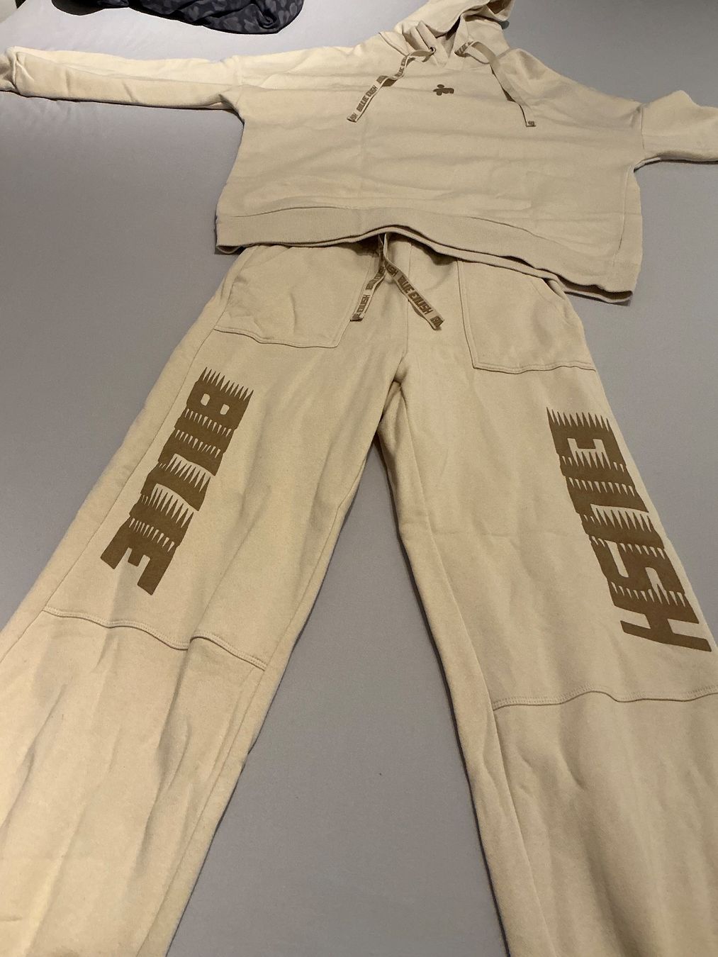 Completi & Tailleur: Billie Eilish Trainingsanzug beige Gr.S/M – Usato da Würenlos venduto da Starceve 2