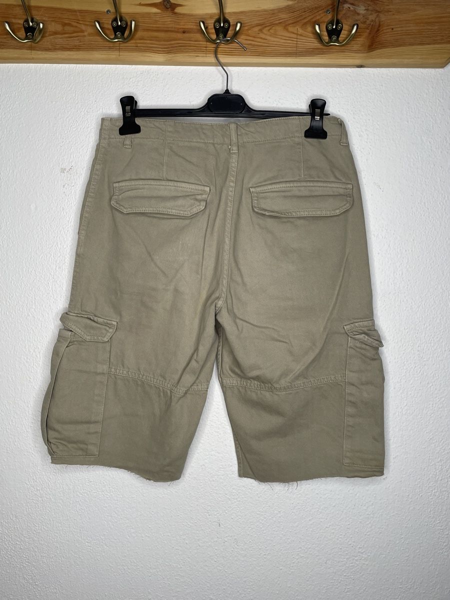 Zara Pantaloni: Shorts Zara Beige – Usato da Capolago venduto da LA.BOTTEGA 1