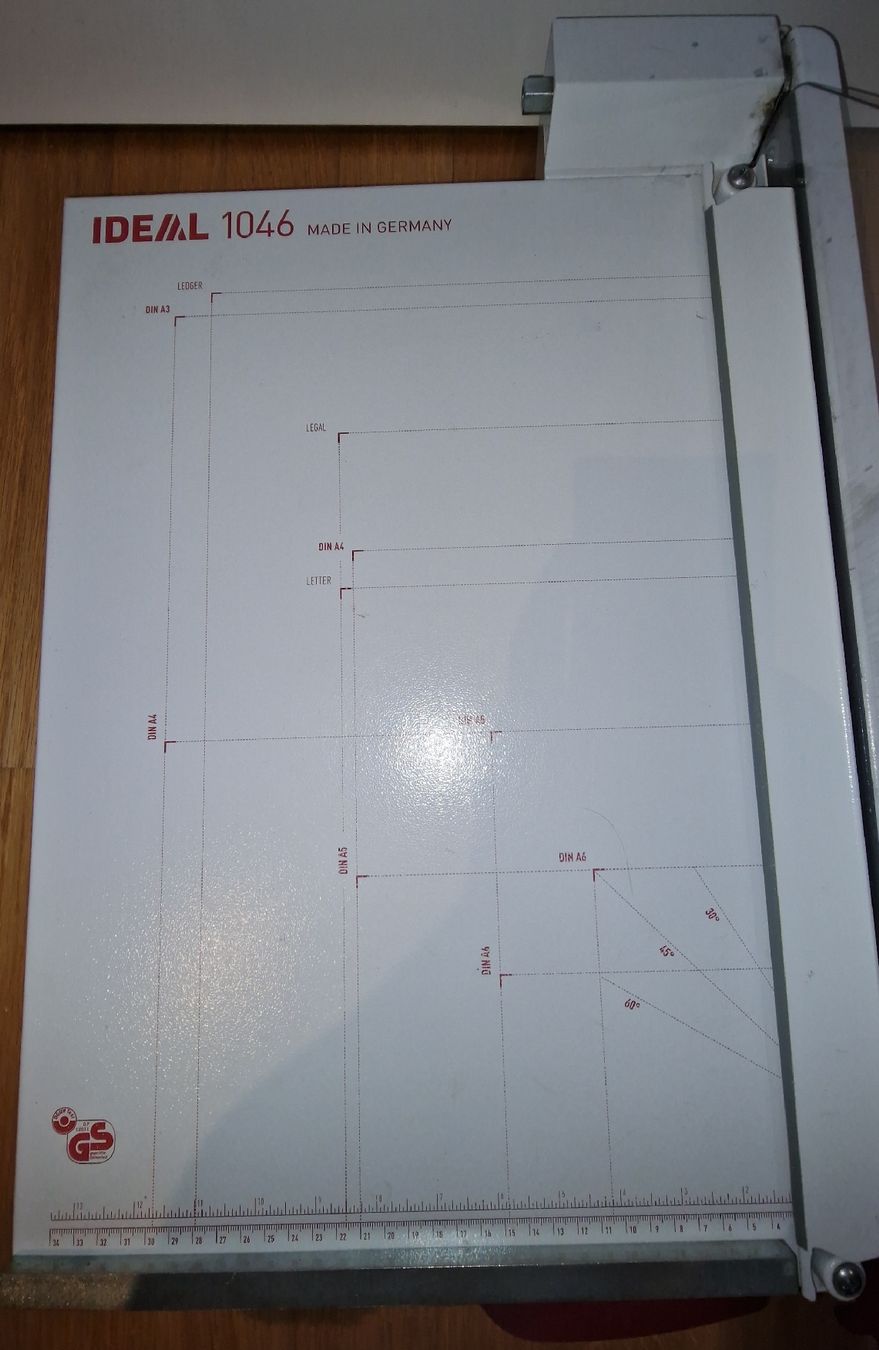 Tutte le macchine: IDEAL 1046 Papier-Schneidmaschine – Usato da Zug venduto da fab_q22m 1