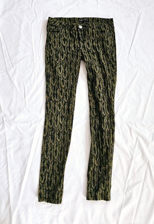 Jeans Hosen Gr. S mit Federn-Print