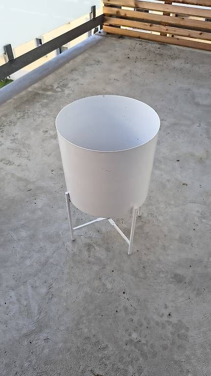 Pots de fleurs: Pflanzentopf mit Gestell – D'occasion à St. Gallen par dominik.meyer00