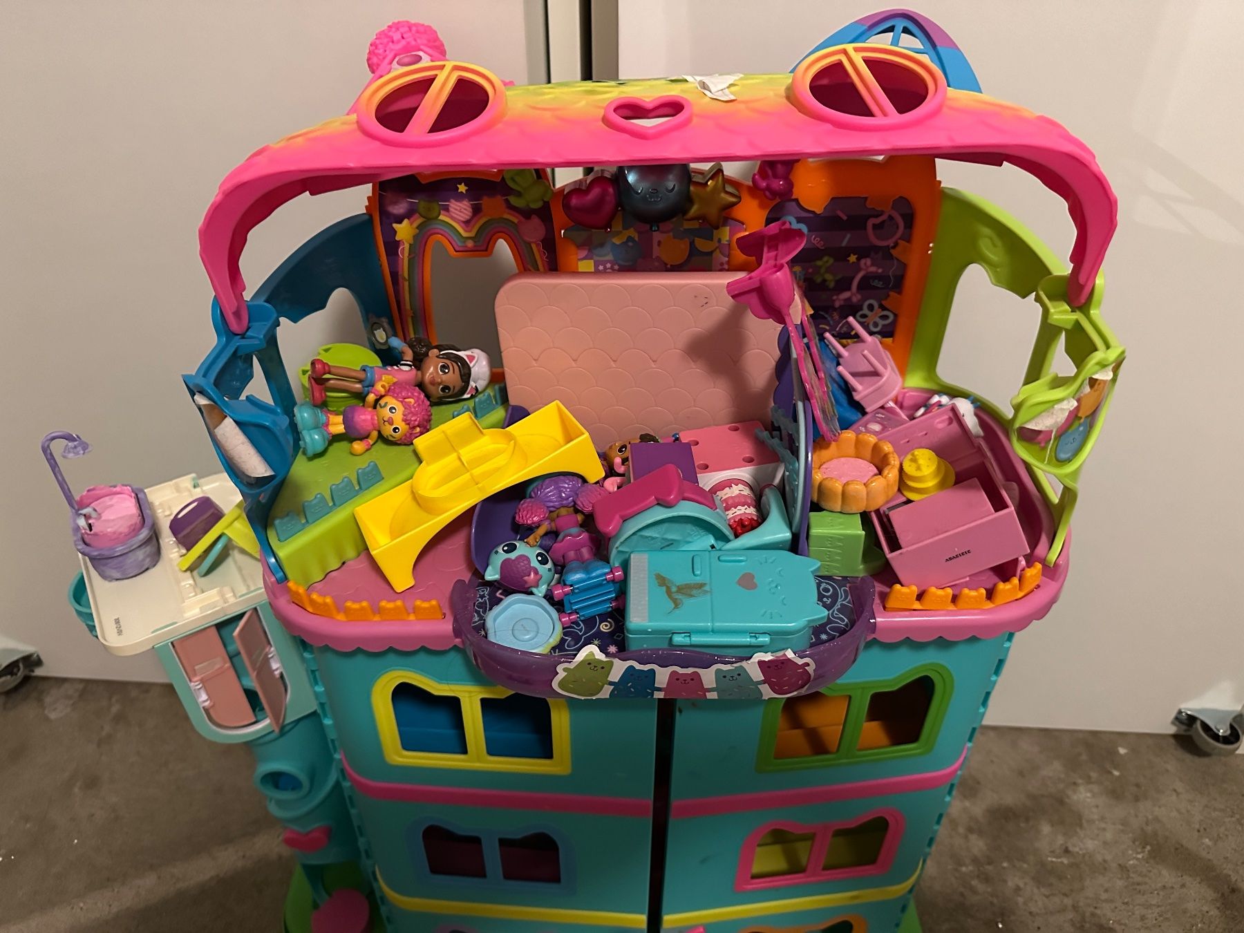 Case e mobili per bambole: Gabbydollhouse Partyouse – Usato da Allschwil venduto da 6restedmSm 2
