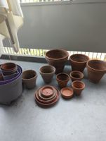 Lot de pots de fleurs en terre cuite et plastique