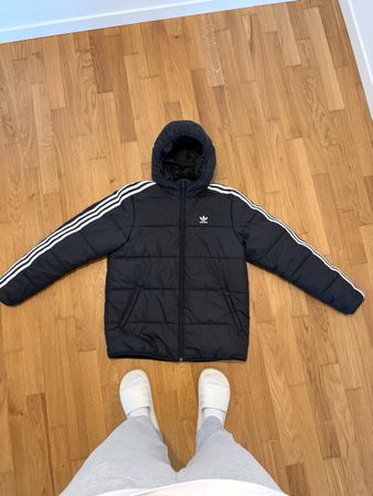 Adidas Steppjacke mit Kapuze schwarz Grösse M neuwertig