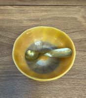 Gelbes Schälchen mit Messinglöffel, Vintage Design