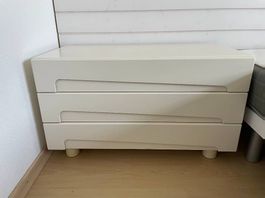 2 Nachttische mit viel Platz zu verkaufen