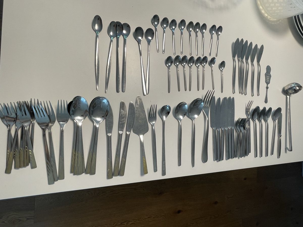 Set di posate: Besteck Messer, Gabeln, Löffel Konvolut – Usato da Niederbüren venduto da poschti