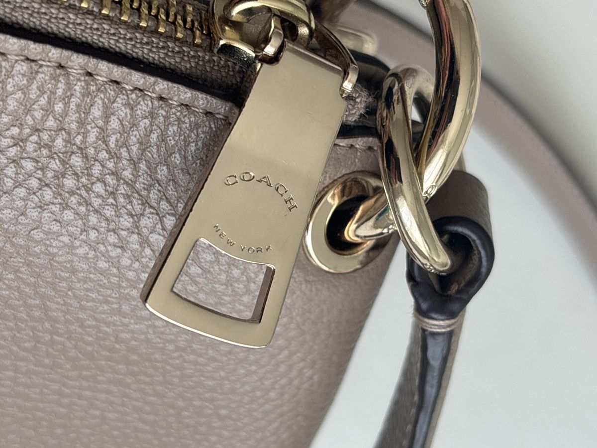 Coach Borse da donna: Coach beige geprägtes Logo – Usato da langenthal venduto da rundholz7 8