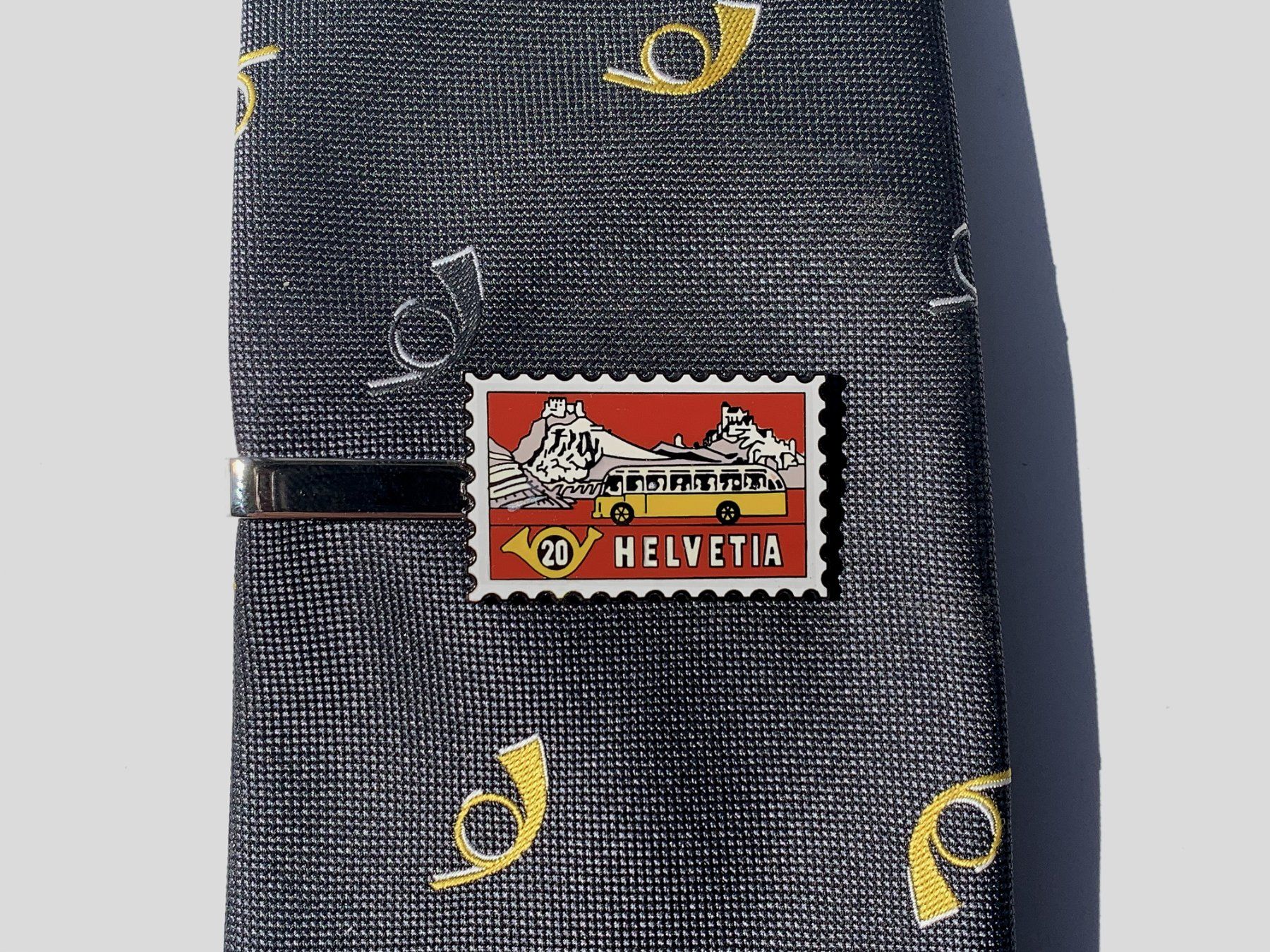 Placchette & Badge: Postauto Briefmarke 1953 Schweizer Alpenpost Krawattennadel – Nuovo (secondo la descrizione) da Bern venduto da AWiBe