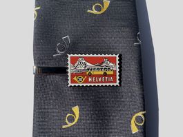 Postauto Briefmarke 1953 Schweizer Alpenpost Krawattennadel