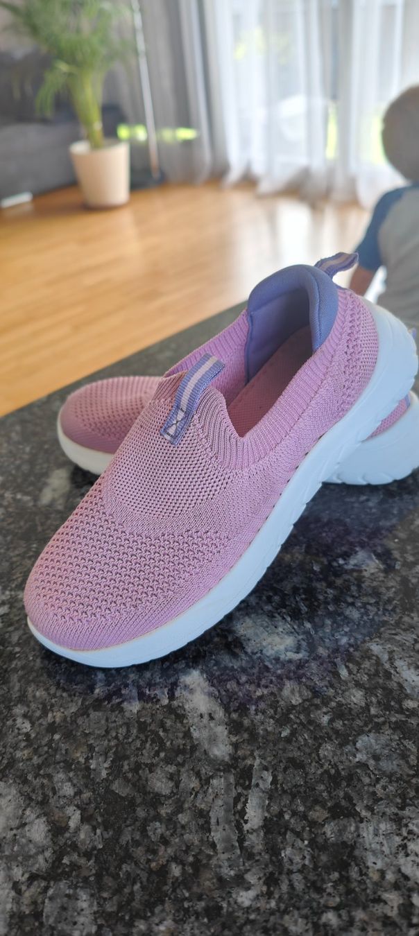 Scarpe per ragazze: Süsse Mädchen Sneakers Hausschuhe Gr. 29 – Usato da Root venduto da GregorO 2