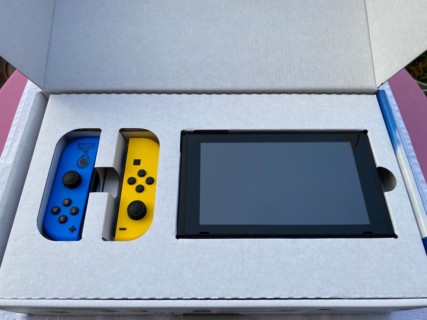 Nintendo Konsolen: Nintendo Switch - Fortnite Special Edition – Gebraucht aus Zufikon von  4