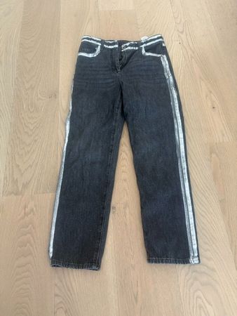 Designerjeans mit silbernen Streifen