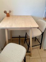 Toller Bartisch (Ikea) mit 2 Barstühlen (Nives Micasa)