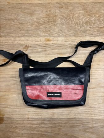 Freitag Tasche F48 Sid Shoulderbag Schwarz-Rot 26x17x5cm Top