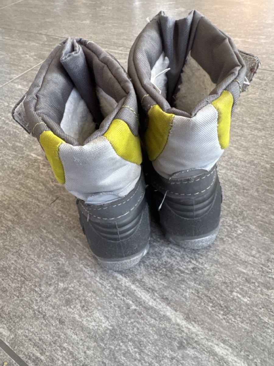 Scarpe per ragazzi: Kinder Winterstiefel grau gelb Grösse 23  – Usato da Neerach venduto da bar_t2xd 2