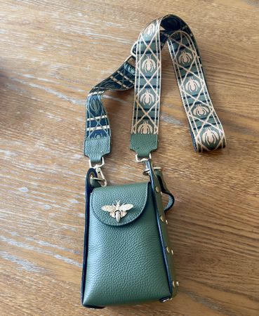 Tasche Marke: Tasche aus echtem Leder mit Bienenmotiv 🐝