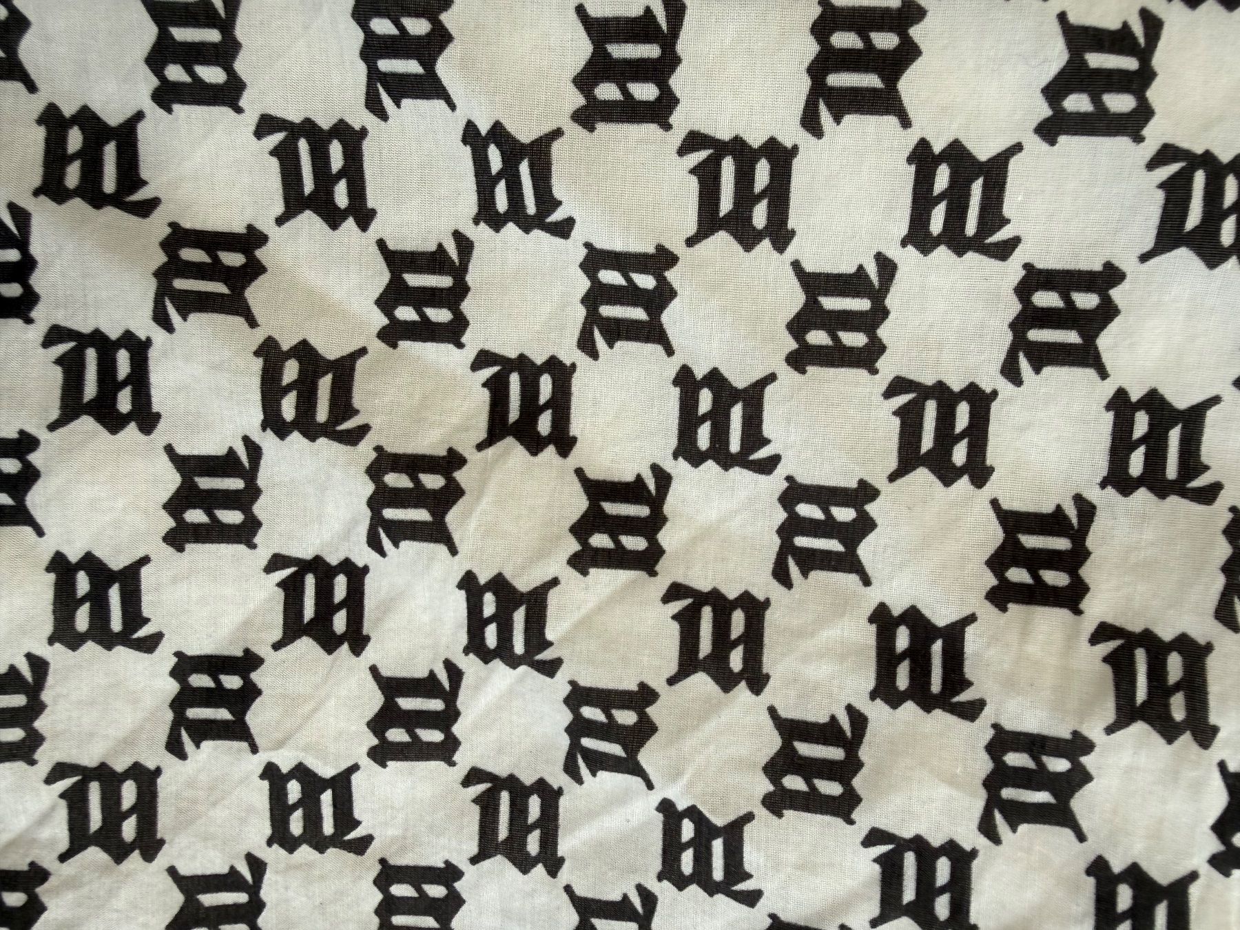 Foulards & écharpes: MISBHV Monogram Schal Weiss/Schwarz – Neuf (Voir description) à Liestal par ant_c2j9 1