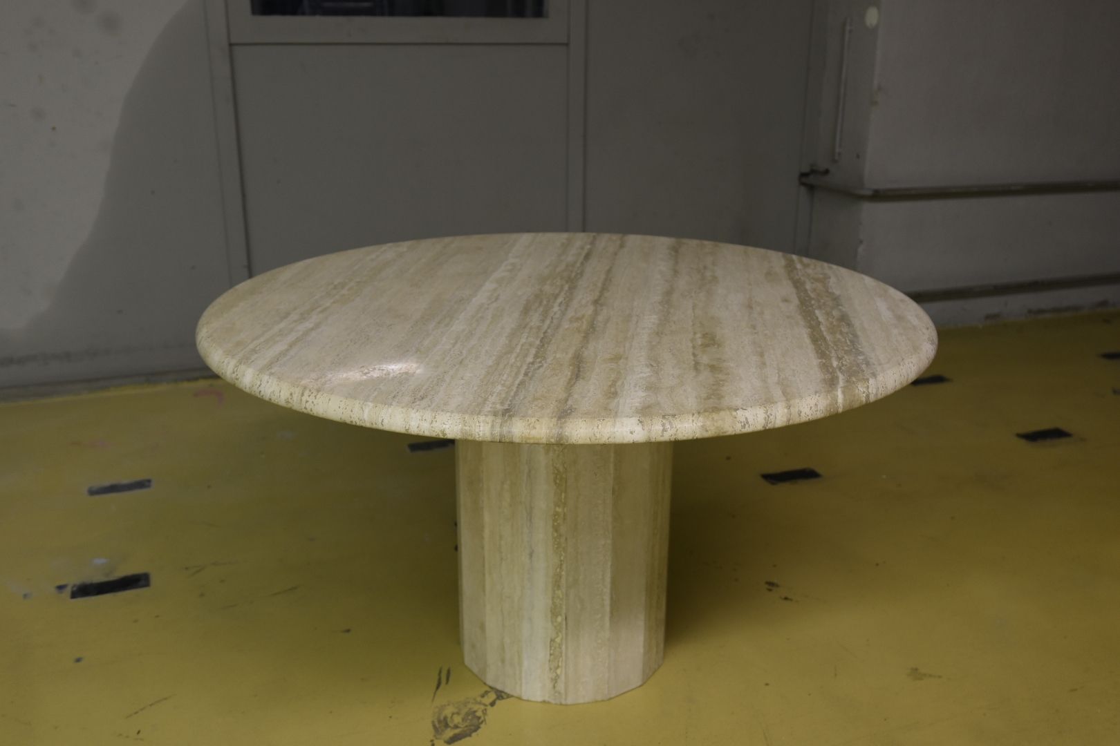 Tavoli: Designer Tisch aus Travertin – Usato da Lichtensteig venduto da UsedIN 5