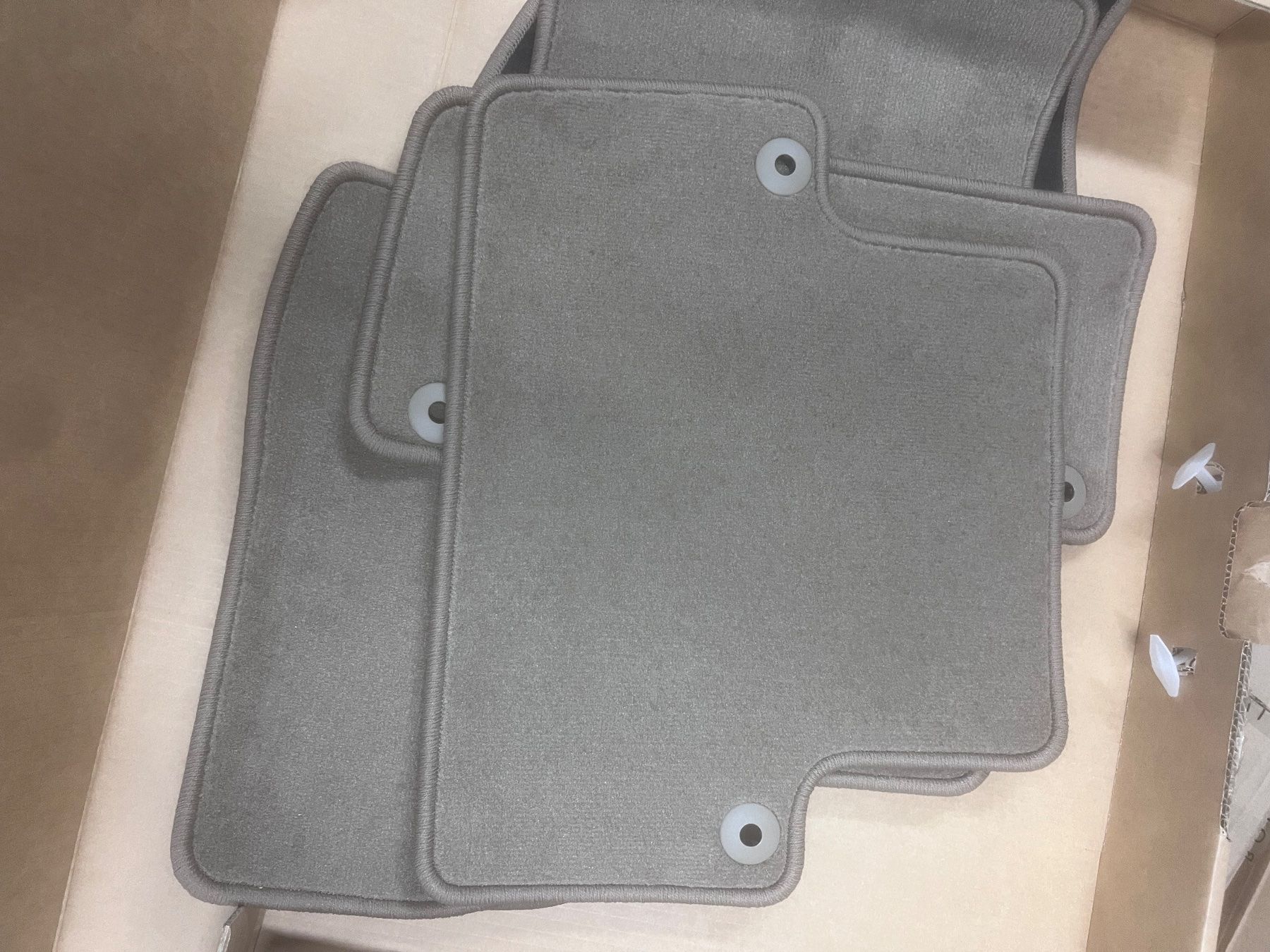 Volvo Tappeti & Tappetini: FUSSMATTENSATZ VOLVO TEXTIL, BEIGE – Nuovo e nell'imballaggio originale da Cham venduto da Imholz-Autohaus