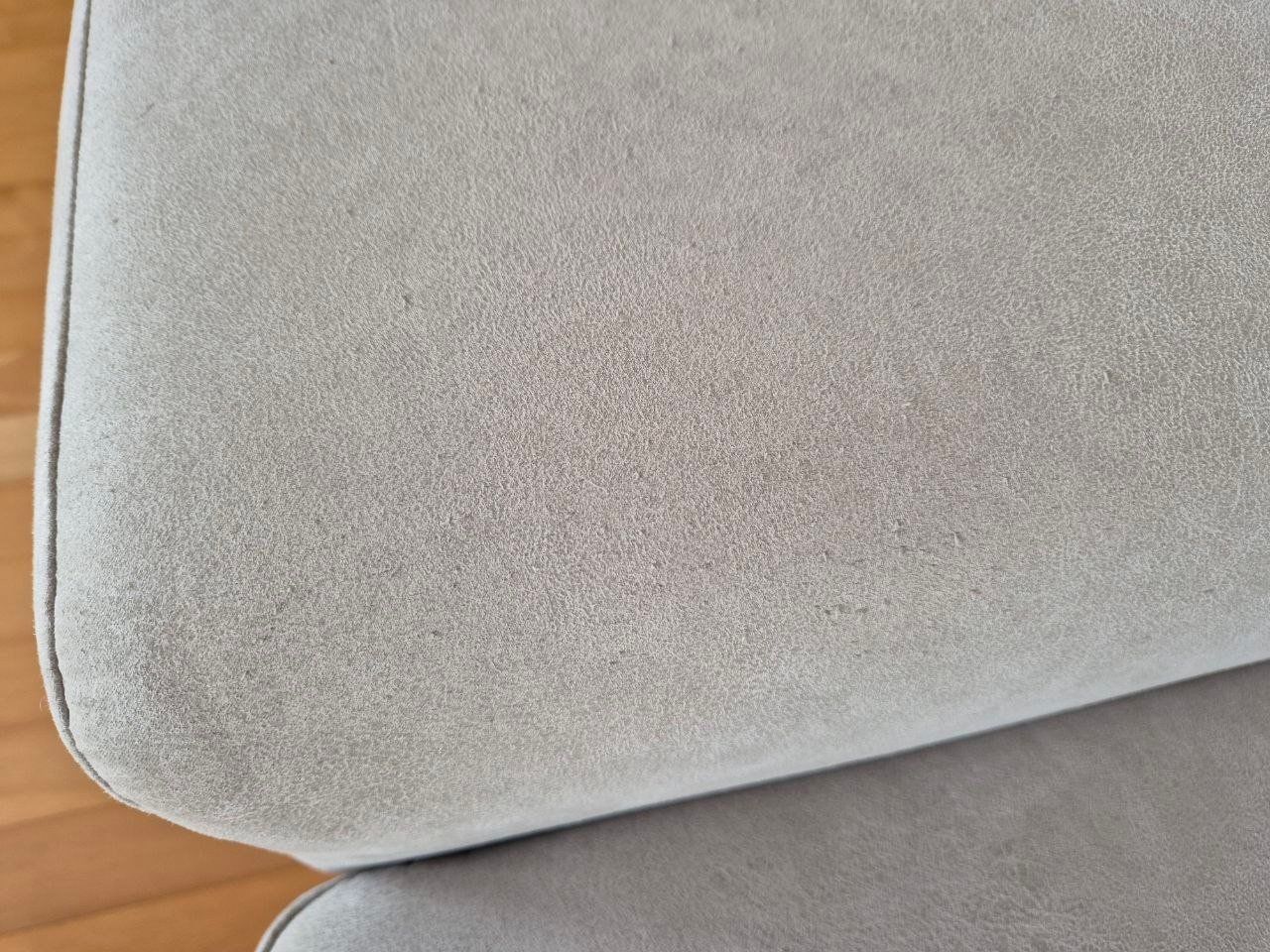 Sofas: Sofa - Hubacher Ecksofa silber neuwertig mit Ottomane rechts – Gebraucht aus Adliswil von Making 8