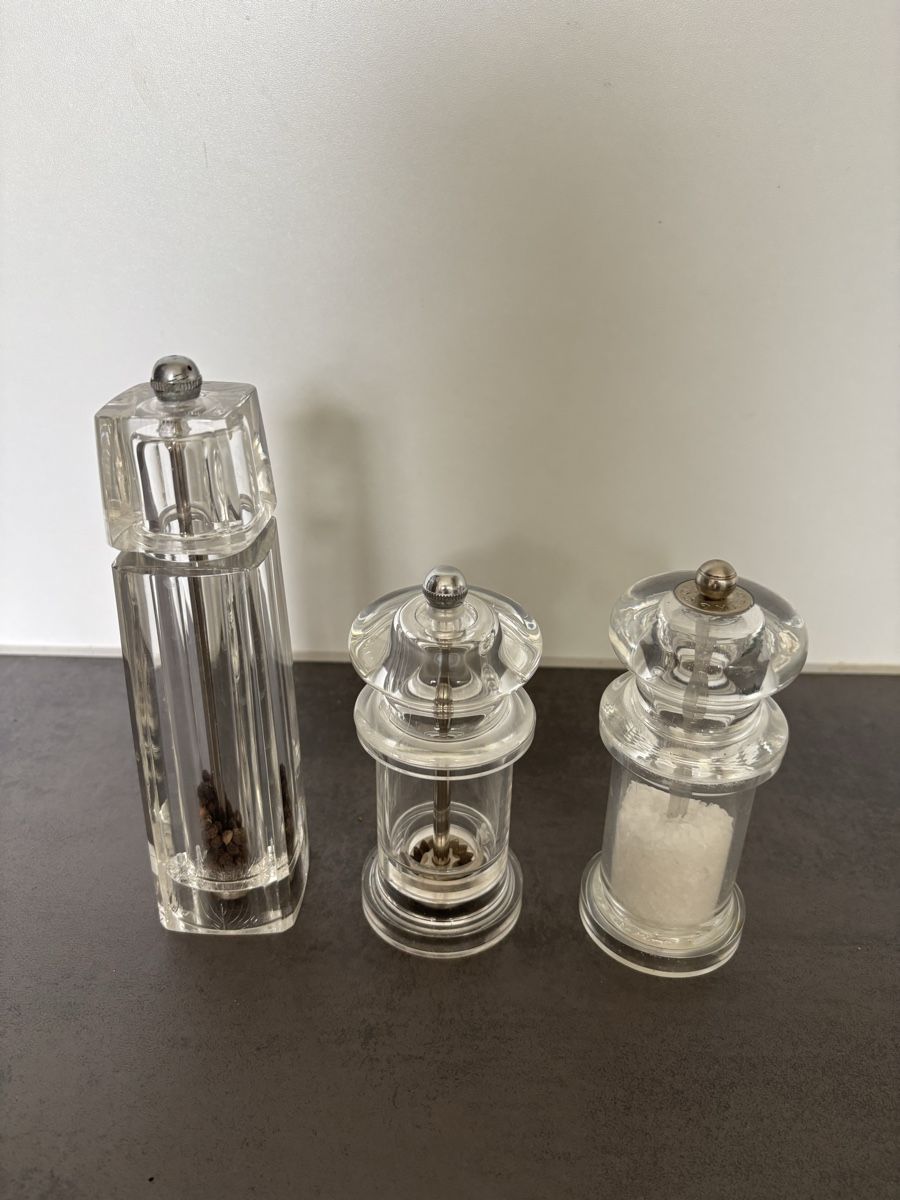 Elettrodomestici da cucina: Salt and Pepper Grinders Acrylic Set 3 Pieces – Usato da Rüschlikon venduto da ArnaudEichenberger