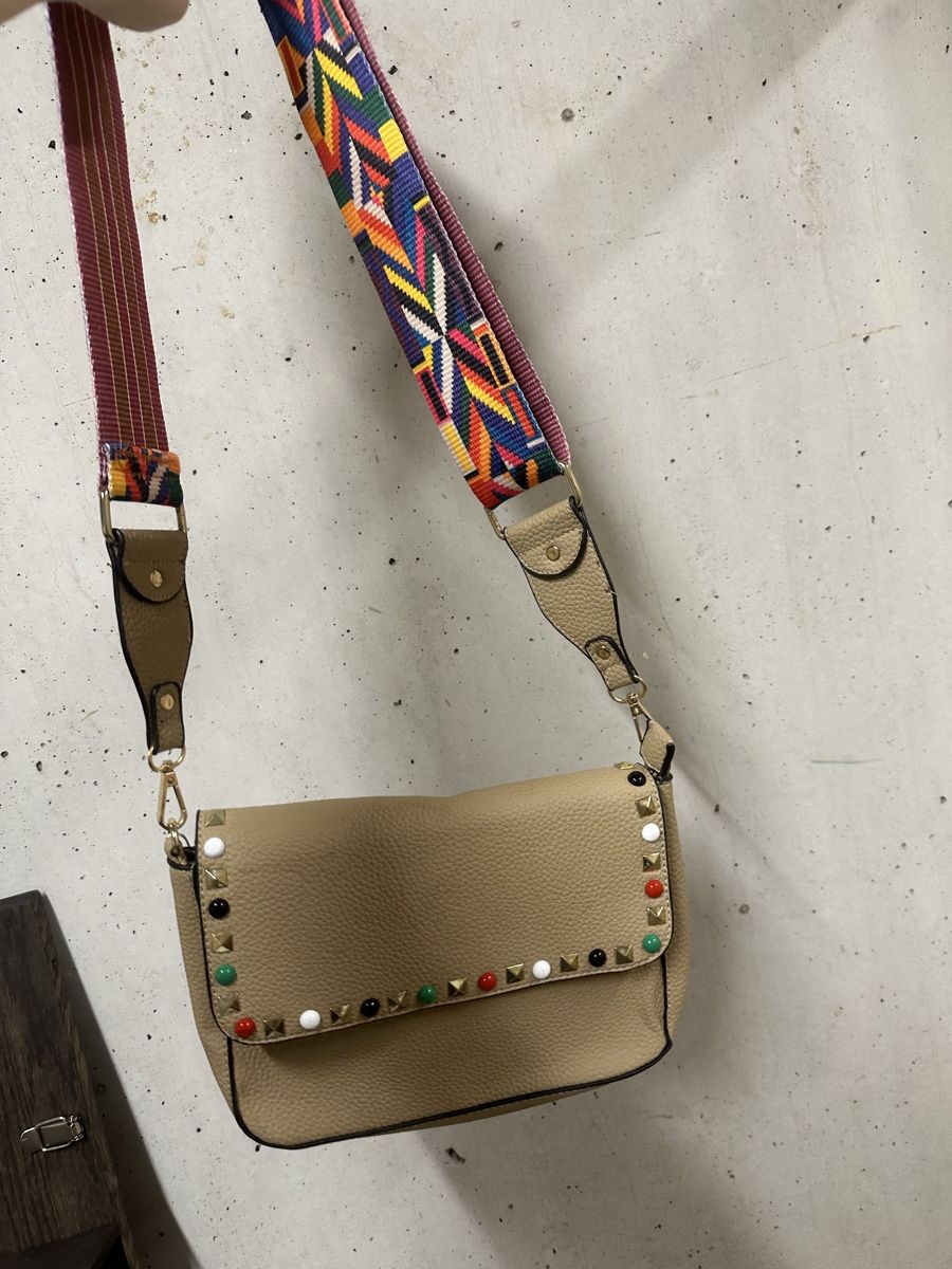 Borse da donna: Beige Ledertasche mit farbigen Nieten – Usato da Zürich venduto da kri_6t8y
