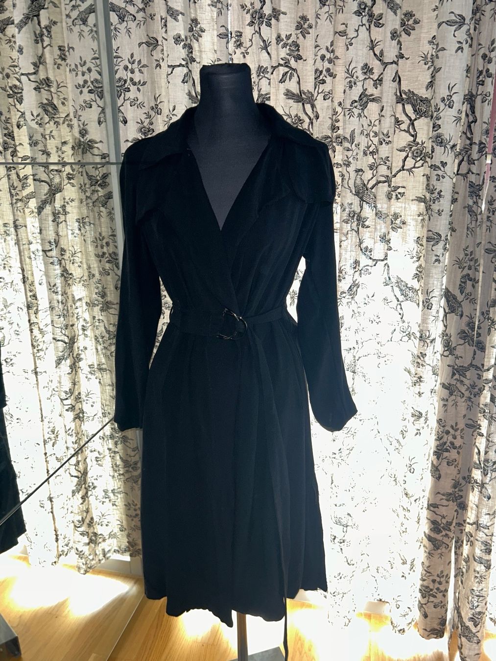 Cappotti: TRENCHCOAT/MANTEL SCHWARZ – Usato da Luzern venduto da Suneha 1