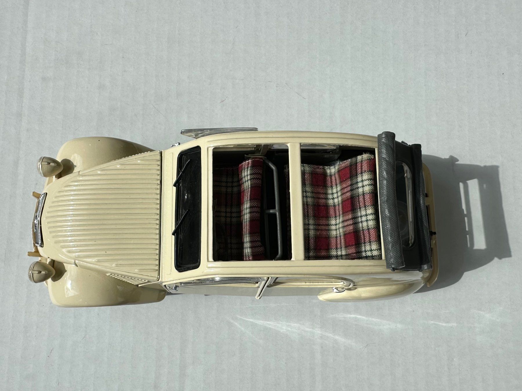 Citroën Modellini d'auto: Citröen 2CV Modell, Döschwo  1:18 – Usato da Adligenswil venduto da e17s15 2