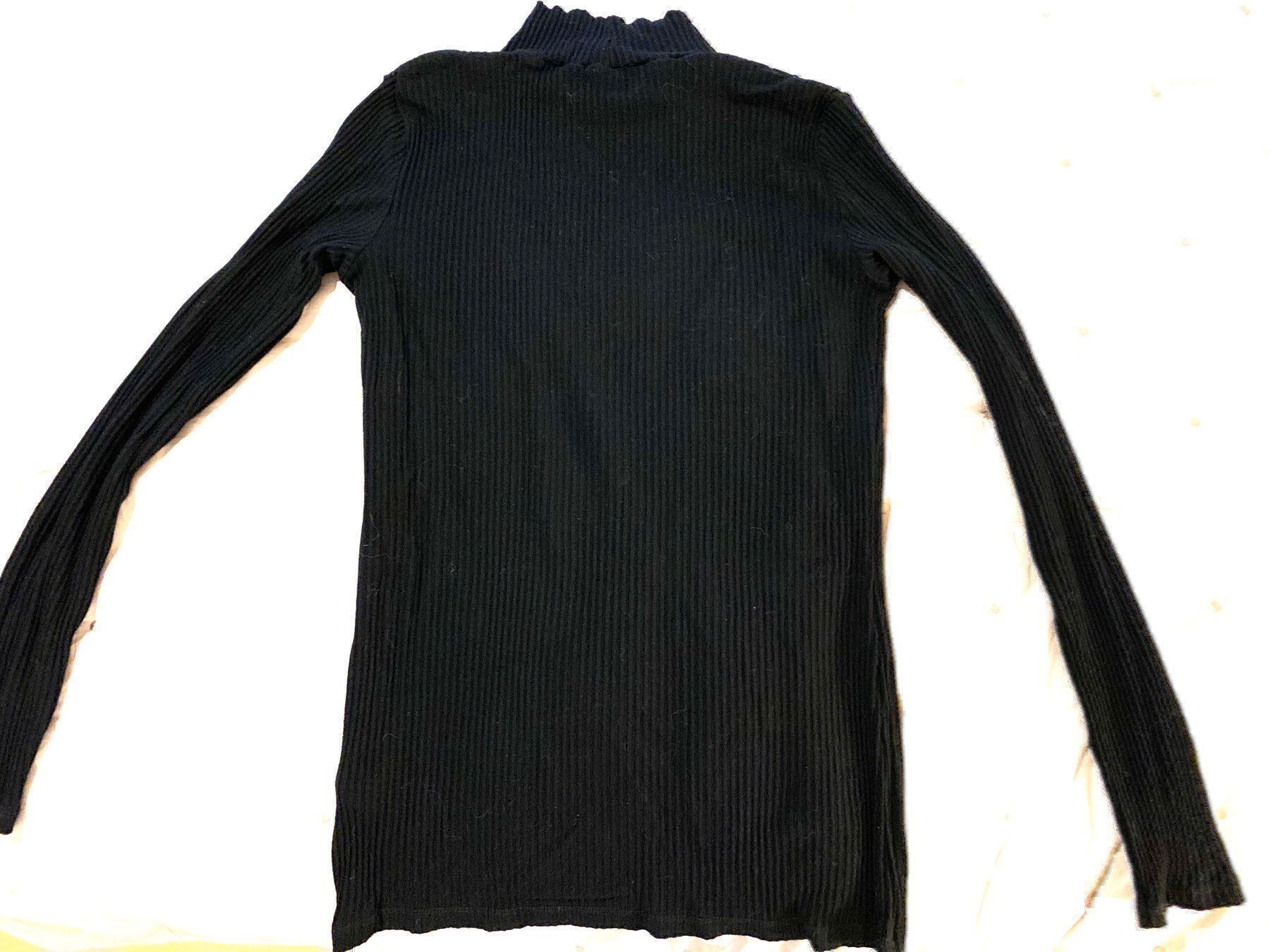 Top: Pull fin noir t.38 – Usato da Sion venduto da DayJenn 2