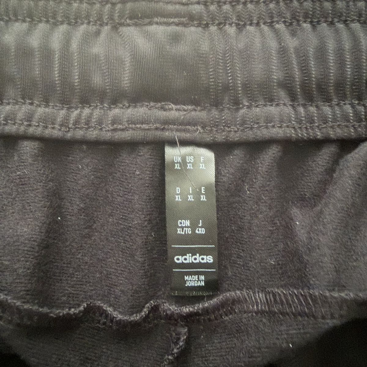 Adidas Pantaloni: Adidas Trainingshose schwarz – Nuovo (secondo la descrizione) da Opfikon venduto da ZDem 2