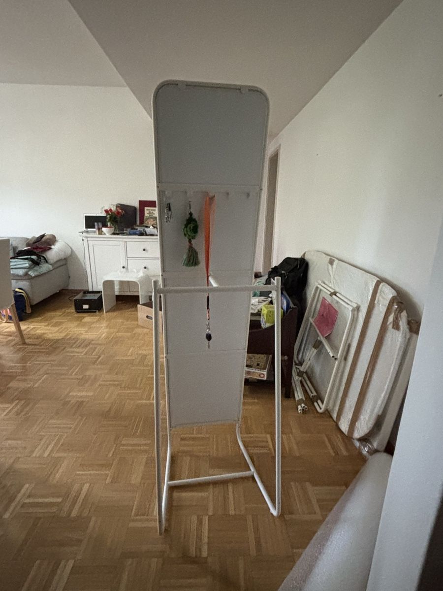 Ikea Specchi: Ikea KNAPPER - freistehender Spiegel und Kleiderständer – Usato da Basel venduto da cantino 1