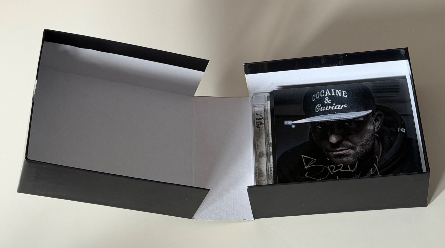 CD: M.A.D.U.4 Limited Boxset - Album, Autogramm, Poster, CD, – Nuovo (secondo la descrizione) da Altstätten SG venduto da sheamus 9