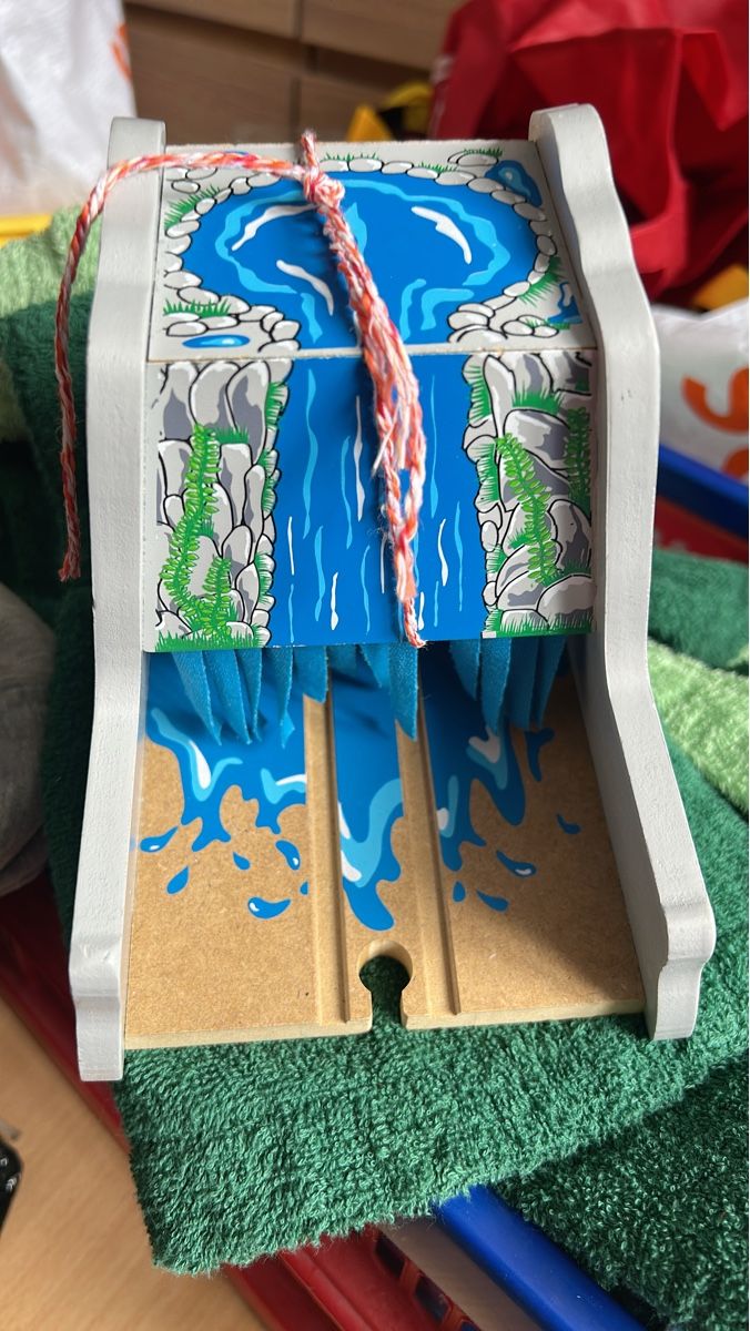 Brio Giocattoli: Holz-Eisenbahn Zubehör: Wasserfall-Element, Spielspass – Usato da Herbetswil venduto da rotekatze84