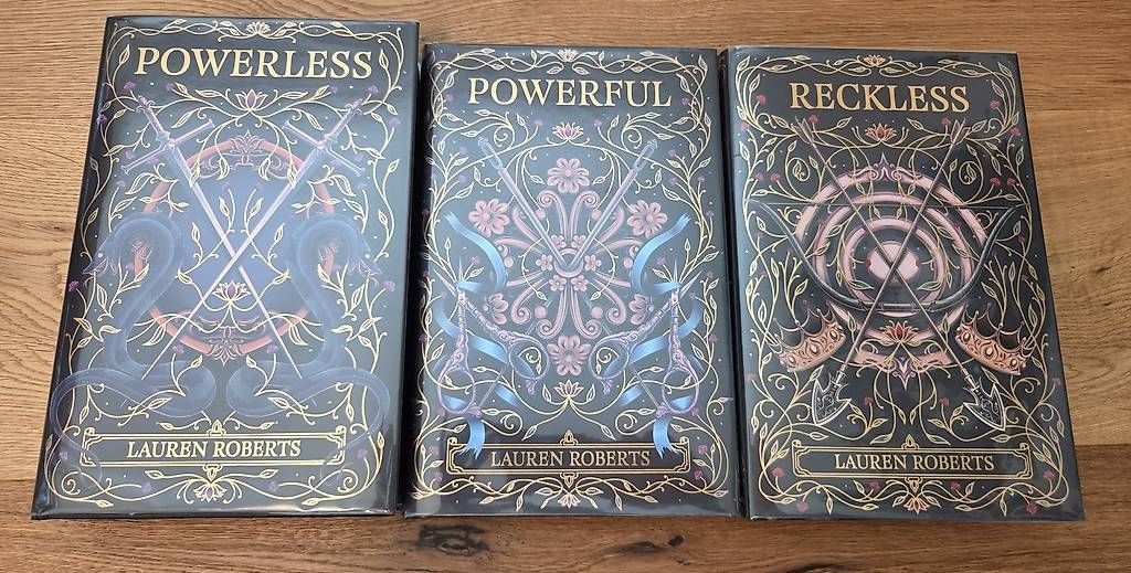 Bücher: FairyLoot Powerless Trilogy, signiert, Englisch – Neu (gemäss Beschreibung) aus Dürnten von Bithya