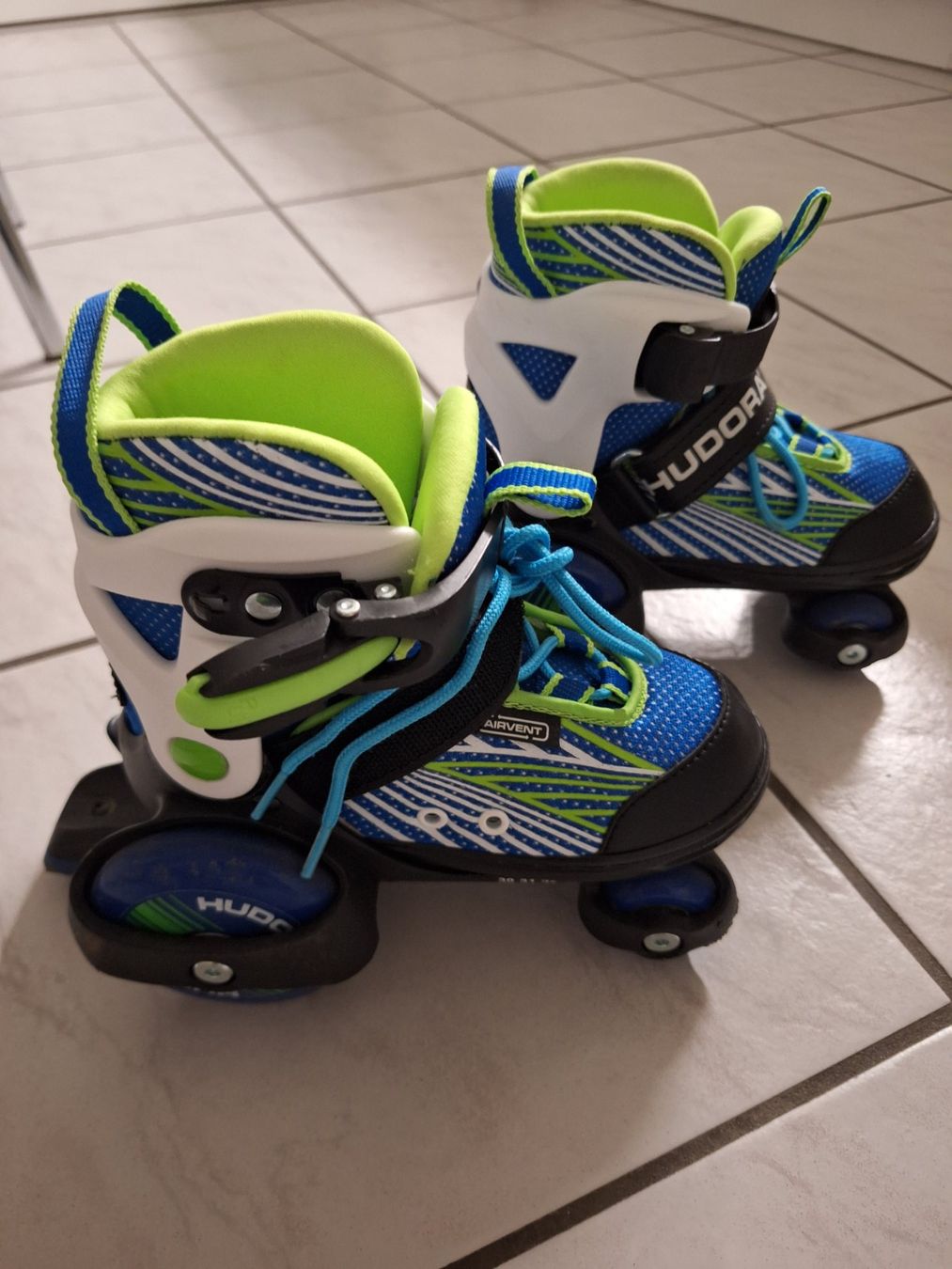 Pattini in linea & Pattini a rotelle: HUDORA Rollschuhe Grösse 30-33 – Usato da Biberist venduto da rospel