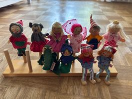 10 Käthe Kruse Fingerpuppen mit Ständer – Figuren-Set