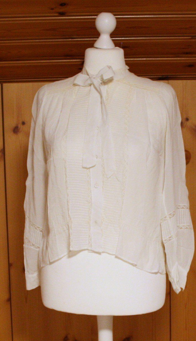 Camicette: Bluse mit Spitze und Masche weiss Gr. M – Usato da Flüelen venduto da Diversicum-Vintage