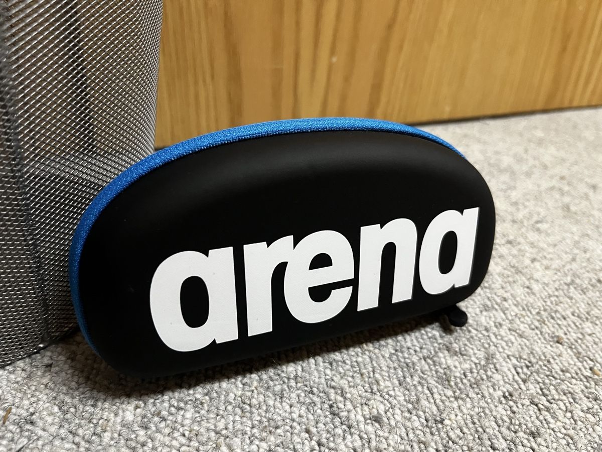 Topcase: Arena Goggles Case - Keep Your Swim Gear Safe! – Nuovo (secondo la descrizione) da Kandersteg venduto da MariolyG