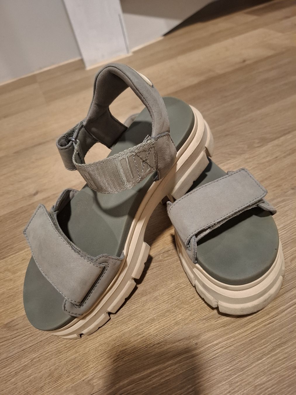 Ugg Scarpe da donna: UGG Sandalen – Usato da Lausen venduto da Devin-