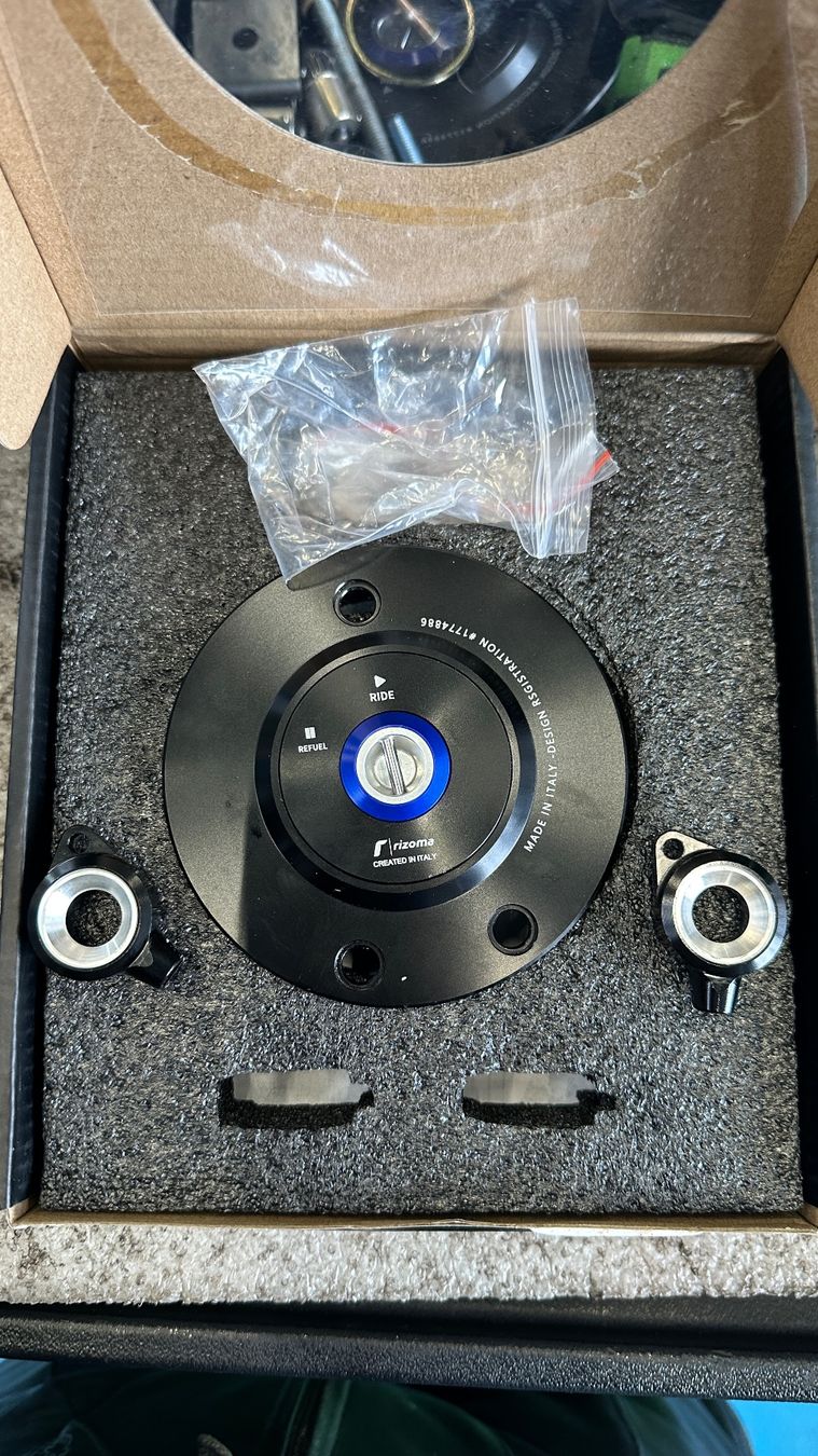 BMW Accessori per altri veicoli: Zubehör Tankdeckel BMW – Usato da Wattenwil venduto da Miniracer98