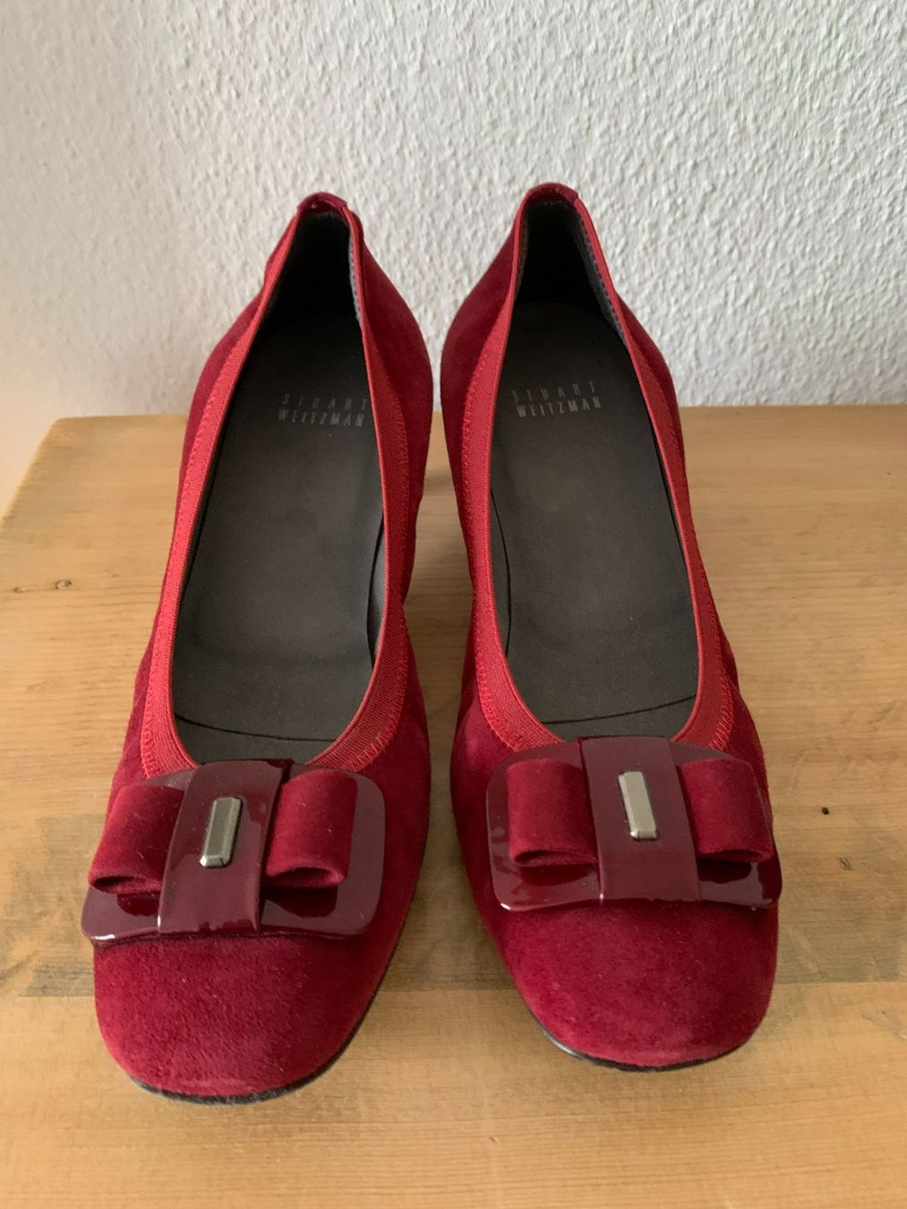 Stuart Weitzman Scarpe da donna: STUART WEITZMAN: Dunkelrote Wildleder-Pumps, 37,5 – Nuovo (secondo la descrizione) da Luzern venduto da paulablue
