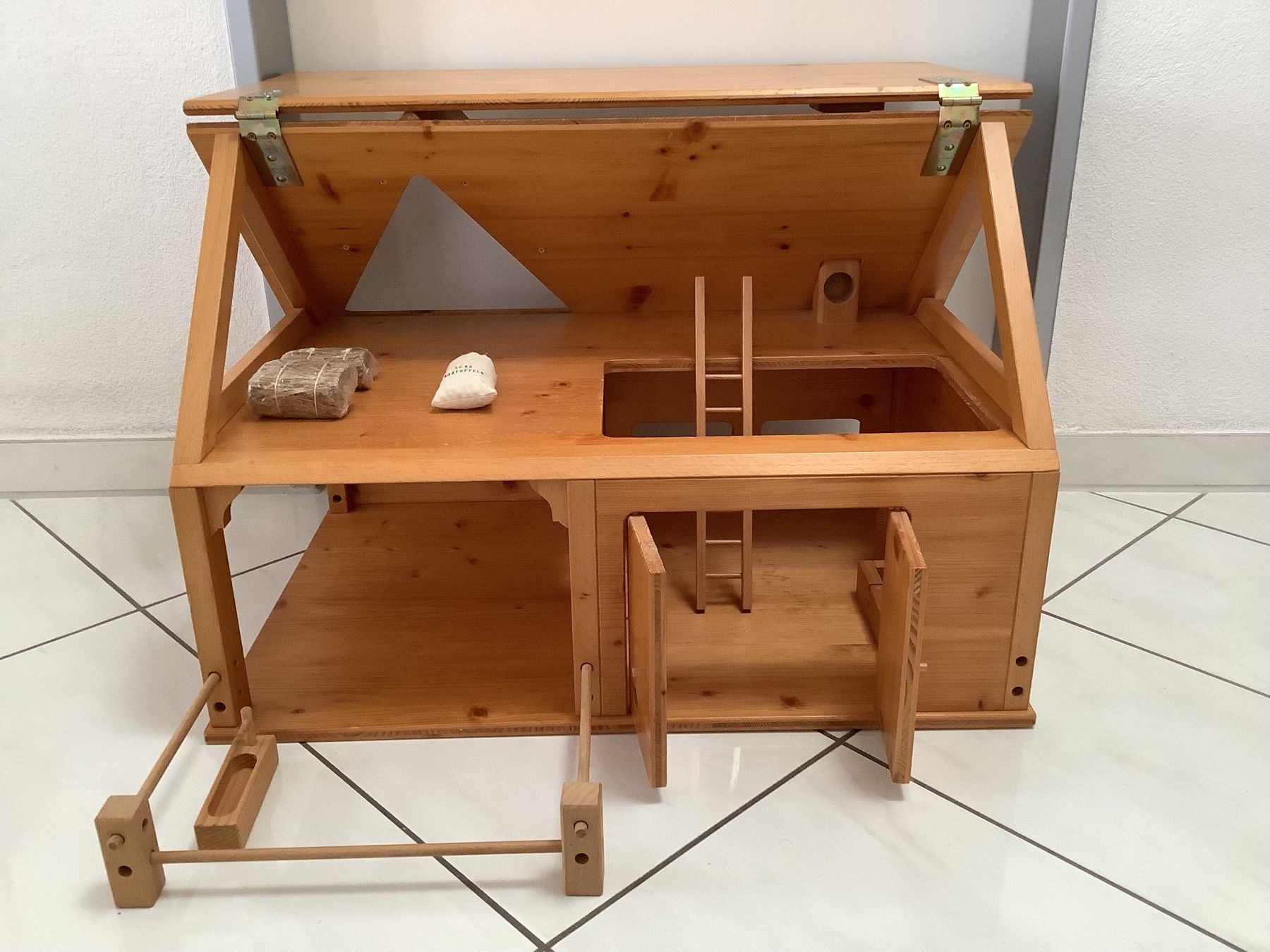 Giocattoli: Holz Stall, robust und liebevoll gebaut – Usato da Uster venduto da yvo_z9xh 7