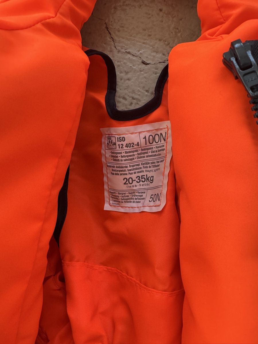 Helly Hansen Schwimmwesten: Rettungsweste Helly Hansen 100N 10-25kg neu – Gebraucht aus St. Gallen von Conde81 1