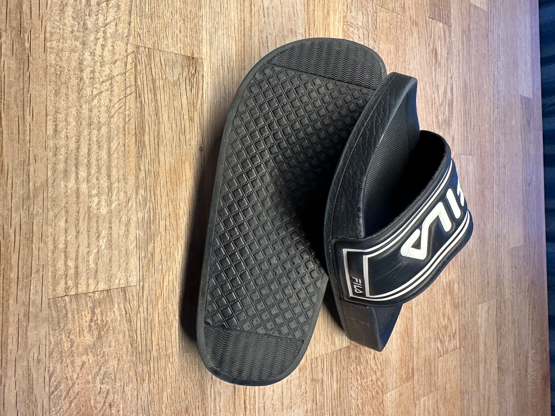 Fila Scarpe da uomo: Fila Badesandalen Gr. 32 – Usato da Winkel venduto da Tatanof 1