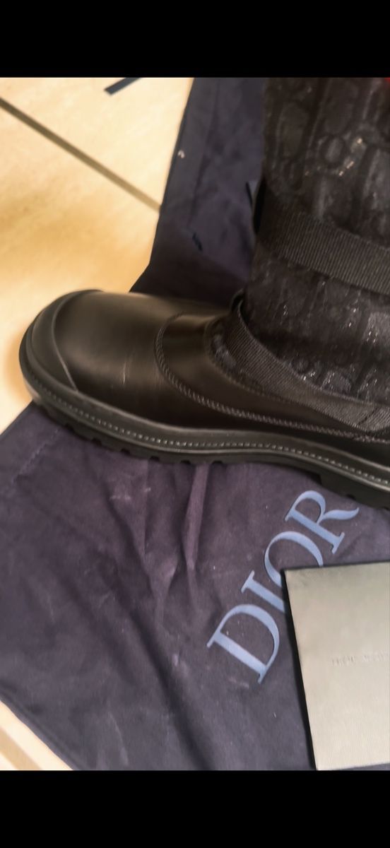 Dior Scarpe da uomo: Original Dior Explorer Boots Herren Schwarz Leder & Obli – Nuovo e nell'imballaggio originale da Binningen venduto da mik_2r9l 9