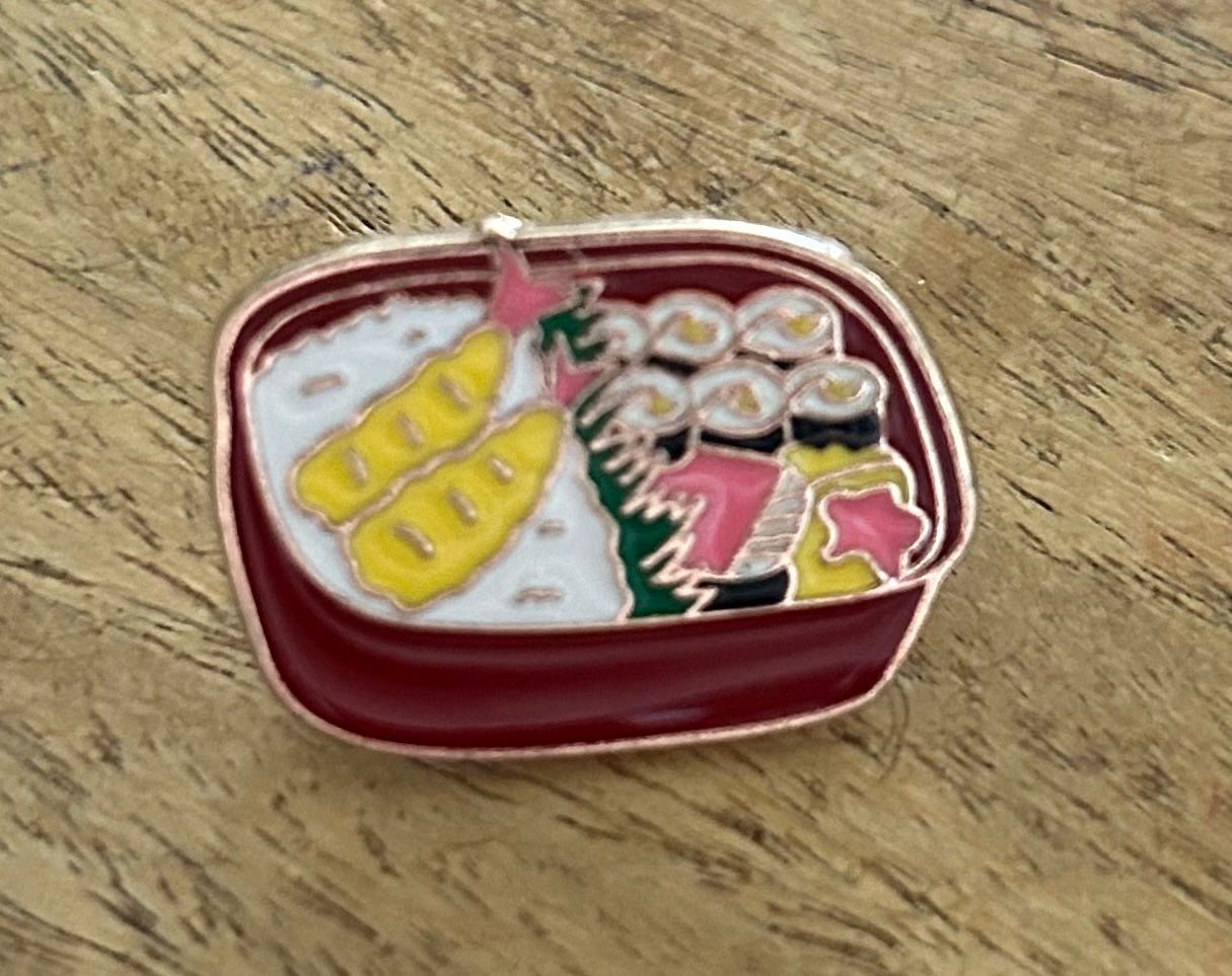 Placchette & Badge: Pin Sushi Box – Nuovo e nell'imballaggio originale da Geneve venduto da vane267
